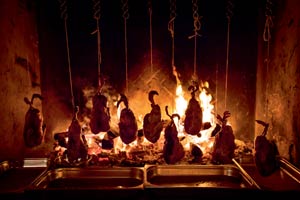 Von lokalen Jägern erlegte, von Iñaki Aizpitarte gefüllte Wildenten wurden über offener Flamme gegrillt. 