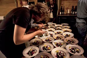 Jeder Handgriff von den Küchenstars persönlich: Magnus Nilsson (Fäviken) hilft beim Anrichten von René Redzepis Suppe.  