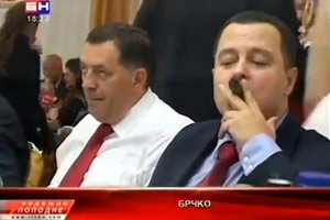 Milorad Dodik, Präsident der bosnischen Republika Srpska (li.), und Serbiens Premier Ivica Dacic bei der im TV gezeigten Hochzeit. Milorad Dodik, Präsident der bosnischen Republika Srpska (li.), und Serbiens Premier Ivica Dacic bei der im TV gezeigten Hochzeit.