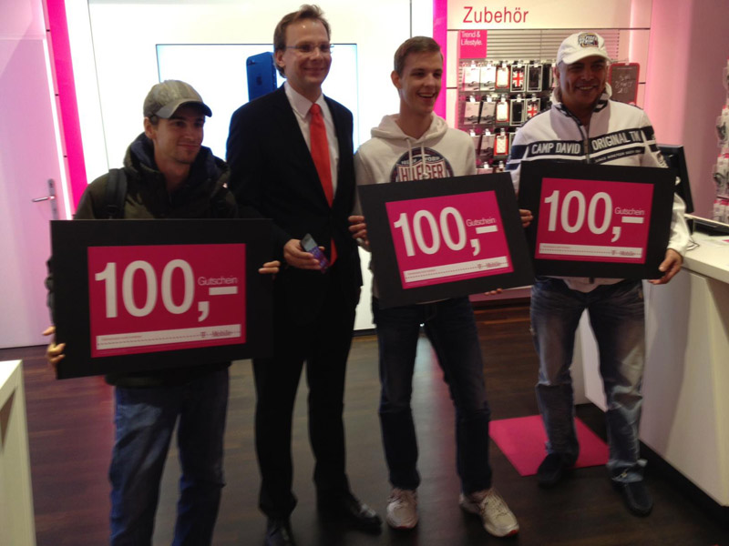 Die ersten offenbar glücklichen iPhone-5-Kunden bei T-Mobile.