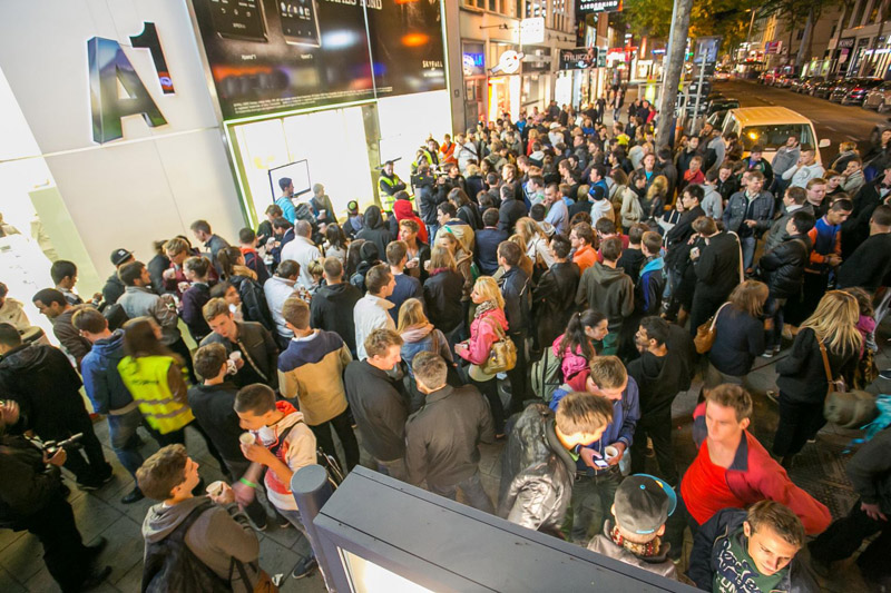 1.000 Personen warteten beim Mitternachtsverkauf von A1.