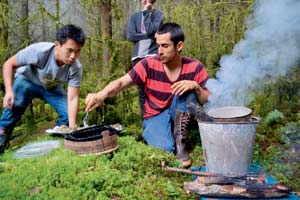 Wo kann frisches Moos besser schmecken als im Wald? Victor Wagman an seiner Outdoor-Fritteuse, einem Eimer mit glühenden Holzscheiten. Wo kann frisches Moos besser schmecken als im Wald? Victor Wagman an seiner Outdoor-Fritteuse, einem Eimer mit glühenden Holzscheiten.