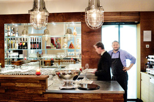 Mehr als lässig: die Küche, die Alexander Mayer (re.) dieser Tage im Restaurant Diverso in der Wiener Mommsengasse kocht. Mehr als lässig: die Küche, die Alexander Mayer (re.) dieser Tage im Restaurant Diverso in der Wiener Mommsengasse kocht.