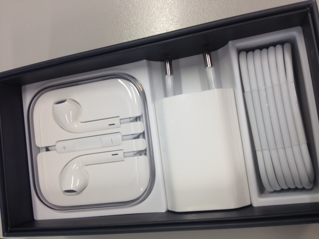 Penibel eingepackt und auf den Millimeter genau geschlichtet.
Technische Details*:
&nbsp;
Prozessor: Apple A6&nbsp;
Farben: weiß und schwarz
Kapazitäten: 16, 32 und 64 GB
Abmessungen: 123,8mm hoch, 58,6mm breit, 7,6mm tief
Gewicht: 112 Gramm
Display: 4" Retina Display, 1136x640 Pixel Auflösung, 326ppi
Netz und WiFi: GSM/EDGE, UMTS/HSPA+, DC-HSDPA, CDMA EV-DO Rev. A und Rev. B, LTE, Wi-Fi (802.11a/b/g/n; 802.11n bei2,4 GHz und 5 GHz), Bluetooth 4.0, GPS und GLONASS
SIM: Nano-SIM-Karte
Kamera: 8 Megapixel, Autofokus, Fokussieren per Fingertipp, LED-Blitz, Rückwärtig belichteter Sensor, Objektiv mit 5 Elementen, Gesichtserkennung, Hybrid-IR-Filter, ƒ/2.4 Blende, Panorama
FaceTime-Kamera: 1,2-Megapixel Fotos, 720p HD Video, Rückwärtig belichteter Sensor
Videoaufnahme: 1080p HD Videoaufnahme, 30 Bilder pro Sekunde, Fokussieren per Fingertipp während der Aufnahme, LED-Blitz, Verbesserte Videostabilisierung, Fotos aufnehmen während der Videoaufnahme, Gesichtserkennung
Kopfhörer: Apple Earpods
Anschluss: Lightning (19-polig)
Batterielaufzeit: Sprechdauer: bis zu 8 Std. mit 3G, Surfdauer: bis zu 8 Std. mit 3G, bis zu 10 Std. mit Wi-Fi, Standbydauer: bis zu 225 Stunden
*Datenblatt laut Apple
