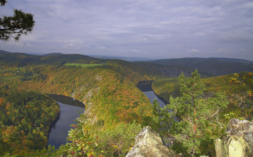 Vom nur 450 Meter hohen Berg Máj in der Nähe des Štechovice-Stausees 
erkennt man gleich die Lieblingsbeschäftigung der Moldau in ihrem 
Oberlauf: das Mäandern. 