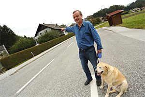Anrainer Hubert Krassnig zeigt den Standort der alten Baracken, in denen Stronach aufwuchs.