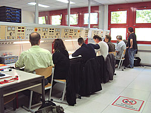 Eine Klasse beim Lernen der Schaltkästen. Eine Klasse beim Lernen der Schaltkästen.