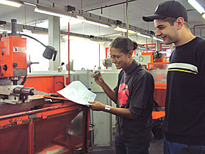 Ausbildnerin Nadine Kellner in der Metall-Werkstatt. Ausbildnerin Nadine Kellner in der Metall-Werkstatt.