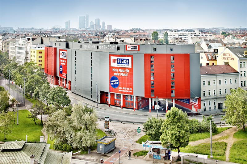 Hier wohnen Dirndlsammlung und Modelleisenbahn: Self-Storage-Lagerraum von Myplace in prominenter Lage am Gaudenzdorfer Gürtel in Wien.