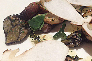 Entenmuscheln werden im Hibiscus mit gebratenen und rohen Steinpilzen kombiniert. Entenmuscheln werden im Hibiscus mit gebratenen und rohen Steinpilzen kombiniert.