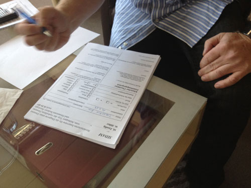 ... und den standardisierten Demenzscreening-Score mit Basisfragen eingeleitet: "Wie ist Ihr Name? Adresse? Krankheiten in der Familie? Was haben wir heute für ein Datum? Welche Jahreszeit?"