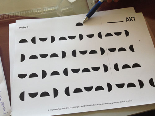 Einige Testminuten später gilt es, möglichst schnell das oben gezeigte Objekt auf dem Blatt Papier anzukreuzen, ...