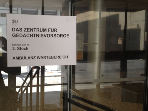 ... hier ist die Sigmund Freud Privatuniversität Wien, Zentrum für Gedächtnisvorsorge, zweiter Stock, Ambulanz", kommt meine Antwort zu meiner eigenen Verwunderung wie aus der Pistole geschossen. 