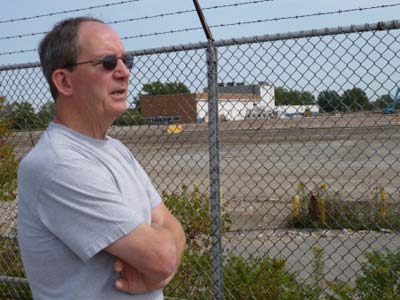 Tom Scheutzow, Ex-Chrysler-Arbeiter, vor den Resten seiner Fabrikhalle in Twinsburg, Ohio. Tom Scheutzow, Ex-Chrysler-Arbeiter, vor den Resten seiner Fabrikhalle in Twinsburg, Ohio.