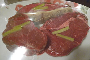 Wissen, was kommt: Das Anschauungsmaterial für die Bestellung im Jolly Ox.
Jolly OxJosef-Gall-Gasse 51020 Wien01 728 90 17
Zwei Maxi Size Steaks, Beef Tatare für zwei, Bier, Saft, Wasser, Kaffee, Schokomousse: 111,30 Euro Wissen, was kommt: Das Anschauungsmaterial für die Bestellung im Jolly Ox.
Jolly OxJosef-Gall-Gasse 51020 Wien01 728 90 17
Zwei Maxi Size Steaks, Beef Tatare für zwei, Bier, Saft, Wasser, Kaffee, Schokomousse: 111,30 Euro