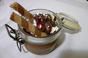 Und ein Mousse für Herrn Bruckenberger. Das Steak fand er besser. War trotzdem schnell geleert, das Glas. Und ein Mousse für Herrn Bruckenberger. Das Steak fand er besser. War trotzdem schnell geleert, das Glas.