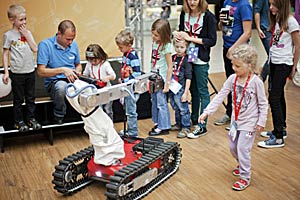 Der Feuerwehrroboter "taurob tracker" begeisterte die jungen Gäste am Wiener Forschungsfest im Donauzentrum. Der Roboter wurde in Zusammenarbeit mit der Wiener Feuerwehr für Spezialeinsätze wie Explosionen entwickelt. Der Feuerwehrroboter "taurob tracker" begeisterte die jungen Gäste am Wiener Forschungsfest im Donauzentrum. Der Roboter wurde in Zusammenarbeit mit der Wiener Feuerwehr für Spezialeinsätze wie Explosionen entwickelt.