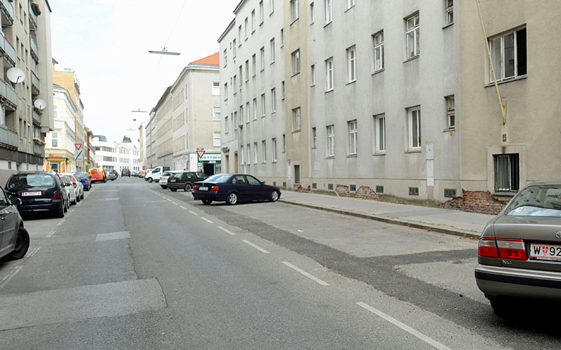 Schauplatz in Wien-Ottakring: Mit Montag kam das Parkpickerl, und mit 
ihm verschwand ein Großteil der Autos. Die Wiener VP spricht von 
Verdrängungseffekt auf andere Bezirke.