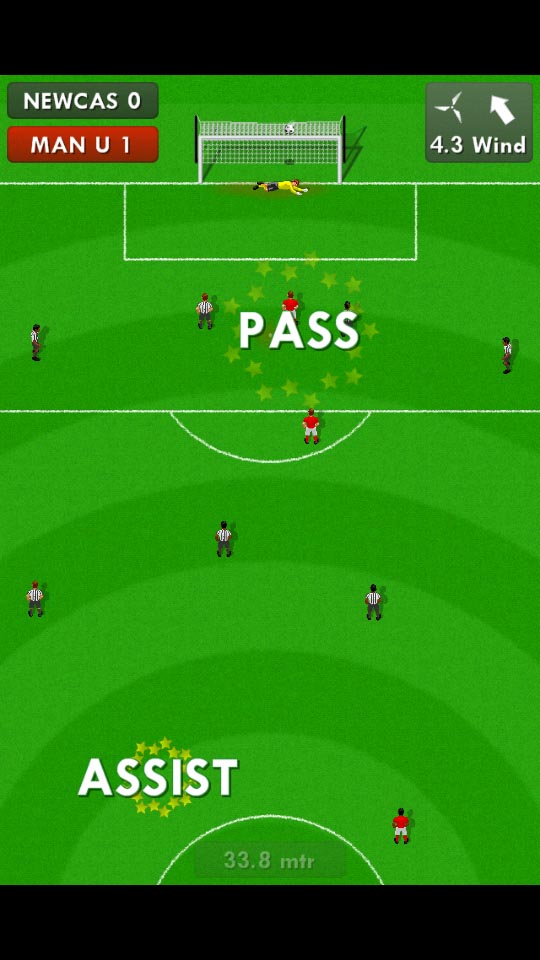 Die präzise Vorlage aus 30 Metern Entfernung drischt der Mitspieler unhaltbar ins Netz.