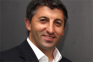 Ayhan Tumani ist Geschäftsführer Sport und Co-Trainer bei Sturm Graz: "Wer als Co-Trainer nur Hütchen aufstellt, der hat eh etwas nicht verstanden." Ayhan Tumani ist Geschäftsführer Sport und Co-Trainer bei Sturm Graz: "Wer als Co-Trainer nur Hütchen aufstellt, der hat eh etwas nicht verstanden."