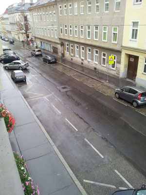 Die Fahrzeugketten entlang der Gehsteige haben viele ihrer Glieder verloren. Zehn Quadratmeter öffentlicher Raum pro früher hier abgestelltem Auto stehen jetzt leer. Er sollte genutzt werden. Die Fahrzeugketten entlang der Gehsteige haben viele ihrer Glieder verloren. Zehn Quadratmeter öffentlicher Raum pro früher hier abgestelltem Auto stehen jetzt leer. Er sollte genutzt werden.