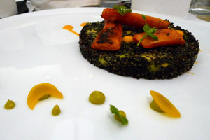 Und hier seh ich gar nicht schwarz: Black Quinoa mit Papaya und Avocado. "Vegan, falls es Sie interessiert."