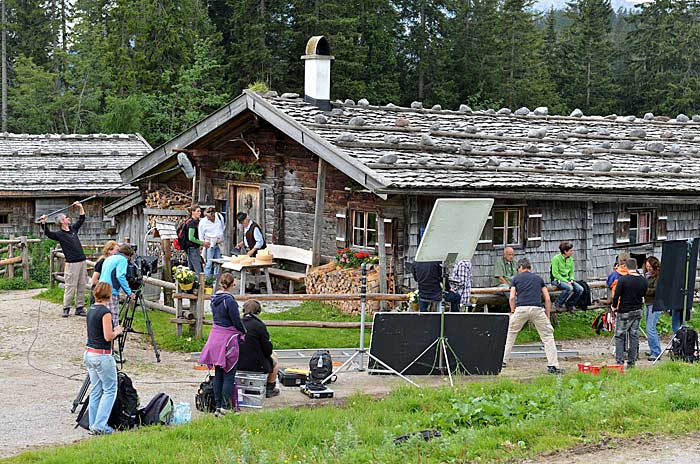 Die schwere Ausrüstung und Technik müssen die Kameraleute oft auf den Berg hinauf schleppen.