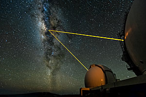 Die beiden Spiegelteleskope des Keck-Observatoriums auf Hawaii fokussieren auf das Zentrum der Milchstraße. Mit Lasern wird ein "künstlicher Stern" in der äußeren Erdatmosphäre erzeugt, um ein Maß für den Verzerrungseffekt der darunter liegenden Schichten zu finden. Die beiden Spiegelteleskope des Keck-Observatoriums auf Hawaii fokussieren auf das Zentrum der Milchstraße. Mit Lasern wird ein "künstlicher Stern" in der äußeren Erdatmosphäre erzeugt, um ein Maß für den Verzerrungseffekt der darunter liegenden Schichten zu finden.