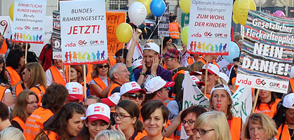 Laut VeranstalterInnen kamen zur Demo rund 4.000 Menschen. Die Polizei gab die Zahl mit 1.500 an. Laut VeranstalterInnen kamen zur Demo rund 4.000 Menschen. Die Polizei gab die Zahl mit 1.500 an.