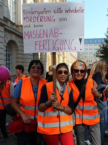 Laut Statistik Austria sind rund 50.000 Menschen in Kindergärten und Kindertagesheimen tätig. Der Frauenanteil liegt bei 98 Prozent. Hier demonstrieren drei Generationen für einen besseren Kindergarten. Laut Statistik Austria sind rund 50.000 Menschen in Kindergärten und Kindertagesheimen tätig. Der Frauenanteil liegt bei 98 Prozent. Hier demonstrieren drei Generationen für einen besseren Kindergarten.