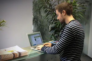 Stehen ist gesünder als sitzen: aber wer hat im Büro schon einen Stehschreibtisch? Mit etwas Geschick kann man zumindest den Heimarbeitsplatz neu gestalten. Stehen ist gesünder als sitzen: aber wer hat im Büro schon einen Stehschreibtisch? Mit etwas Geschick kann man zumindest den Heimarbeitsplatz neu gestalten.