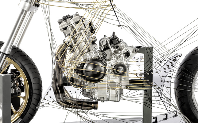 Skulptural inszeniertes Modell für den künftigen Reihenvierzylinder-Motor. 