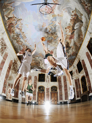 Das Siegerfoto "Basketball im Rittersaal: Hochschulsportler auf dem Campus der Uni Mannheim im Schloss". Das Siegerfoto "Basketball im Rittersaal: Hochschulsportler auf dem Campus der Uni Mannheim im Schloss".