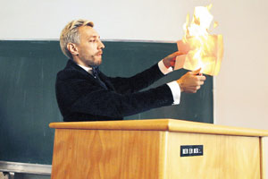 Angewidert vom weltfremden Philosophiestudium verbrannte Wendefilm sein Diplom. Angewidert vom weltfremden Philosophiestudium verbrannte Wendefilm sein Diplom.