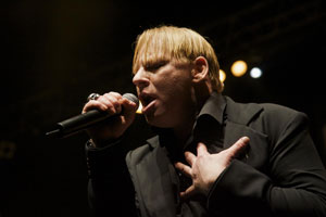 Ben Becker (hier 2010 bei einem Auftritt in der Wiener Stadthalle) gibt in seinem ersten Programm als Sänger im Wiener Konzerthaus nicht nur Johnny Cash oder Nick Cave, sondern auch traurige Balladen aus eigener Feder. Ben Becker (hier 2010 bei einem Auftritt in der Wiener Stadthalle) gibt in seinem ersten Programm als Sänger im Wiener Konzerthaus nicht nur Johnny Cash oder Nick Cave, sondern auch traurige Balladen aus eigener Feder.