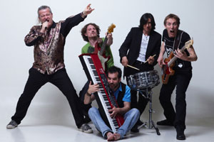 Rocken sich durch den Solid-Gold-Katalog: Kabarettist Mike Supancic (li.) und seine Band Los Cravallos. Rocken sich durch den Solid-Gold-Katalog: Kabarettist Mike Supancic (li.) und seine Band Los Cravallos.