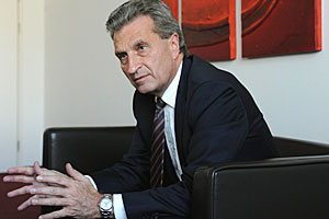 Sieht keine Anzeichen, dass es im heurigen Winter Gasengpässe geben
könnte: EU-Energiekommissar Günther Oettinger. Sieht keine Anzeichen, dass es im heurigen Winter Gasengpässe geben
könnte: EU-Energiekommissar Günther Oettinger.