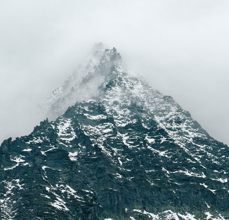 Dramatik des Gebirges: Fotograf Axel Hütte fasste den 3100 Meter hohen " 
Totenkopf" der Glocknergruppe in Schärfe-Unschärfe-Kontrasten in beinahe 
bedrohlicher Erhabenheit.
