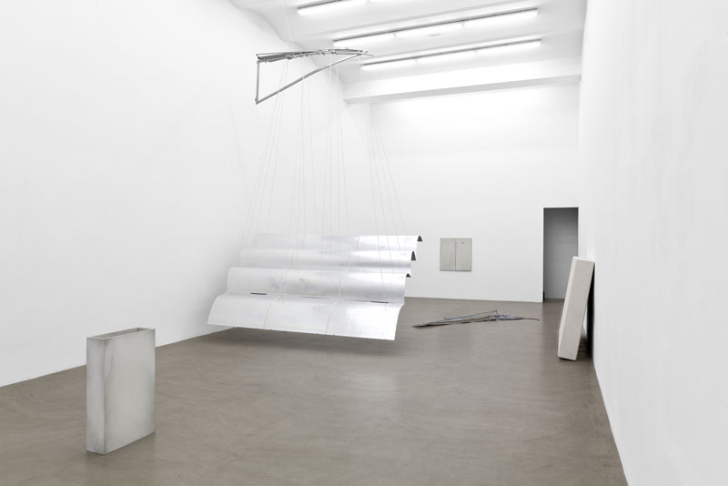 "Fliegende" Installation von Nora Schultz (hängend), reduzierte Skulpturen 
von Anita Leisz in der Galerie Meyer Kainer.&nbsp; 