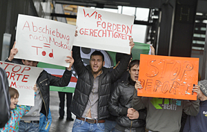 Tschetschenen demonstrierten in Bregenz für das Bleiberecht eines jungen
Vaters. Der Mann soll nach Russland abgeschoben werden. Dort drohe im
der Tod, war auf Transparenten zu lesen. Tschetschenen demonstrierten in Bregenz für das Bleiberecht eines jungen
Vaters. Der Mann soll nach Russland abgeschoben werden. Dort drohe im
der Tod, war auf Transparenten zu lesen.