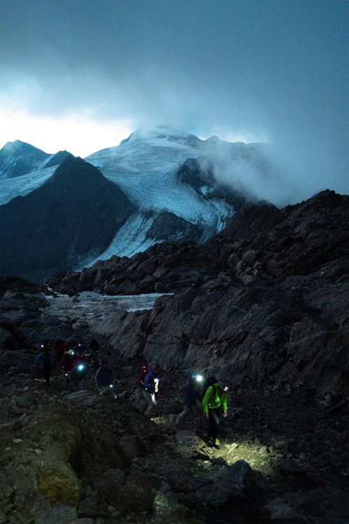 Alpenquerer wollen wissen, wo der Ötzi lag. Dafür stehen sie auch am letzten Tag der Tour frühmorgens auf. Die Fundstelle am Hauslabjoch soll im richtigen Licht erscheinen.