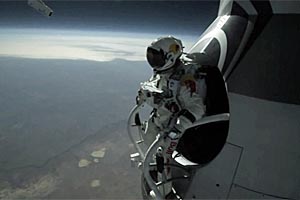 Felix Baumgartner vor einem Testsprung. Felix Baumgartner vor einem Testsprung.