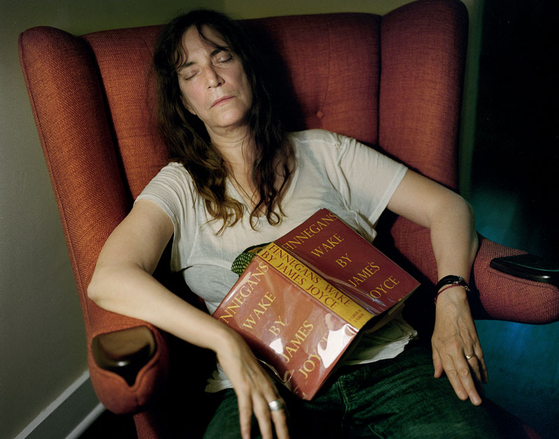 Musikerin Patti Smith mit ihrem Lieblingsbuch von James Joye: "Finnegan's Wake". 