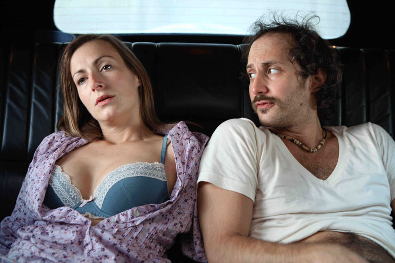 Tagesfreizeit und Geldnot machen kreativ: Michael Ostrowski und Monica 
Reyes in Andreas Prochaskas Hit "Die unabsichtliche Entführung der Frau 
Elfriede Ott".         