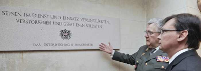 Neuer Gedenkort in der Krypta: Verteidigungsminister Norbert Darabos mit dem für die Traditionspflege zuständigen Generalleutnant, Christian Segur-Cabanac, vor der Gedenktafel des Heers. 