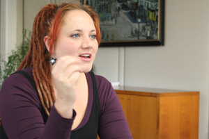 Janine Wulz: "Wir haben jetzt schon Zugangsbeschränkungen. Die Frage ist: ersetze ich
ein System, das Pest ist, durch ein System, das Cholera ist? Schaffe ich
die eine Hürde für Studierende ab, indem ich eine andere aufbaue?" Janine Wulz: "Wir haben jetzt schon Zugangsbeschränkungen. Die Frage ist: ersetze ich
ein System, das Pest ist, durch ein System, das Cholera ist? Schaffe ich
die eine Hürde für Studierende ab, indem ich eine andere aufbaue?"