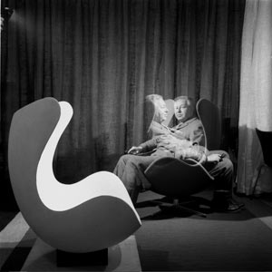 Arne Jacobsen, ein Architekt, der so gut wie jedes Detail selbst entwarf. Arne Jacobsen, ein Architekt, der so gut wie jedes Detail selbst entwarf.