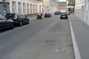 Viele Parkplätze innerhalb der neuen Pickerlzone sind frei. Die Autos zwischen den freien Flächen sollen von den "Weißkapplern"streng kontrolliert werden. Viele Parkplätze innerhalb der neuen Pickerlzone sind frei. Die Autos zwischen den freien Flächen sollen von den "Weißkapplern"streng kontrolliert werden.