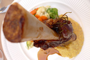 Für einen vegetarischen Patron ganz schön gewaltig, diese Lammstelze. Und ziemlich gut, wiewohl fest, wenn man sie nach Kebabmanier abfitzelt, stört das aber gar nicht.