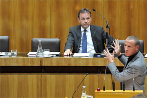 Minister Berlakovich stellte sich zwar der Kritik der Abgeordneten,
Fehler sah er keinen. Stefan Petzner nannte ihn
"Inserator", der für den "Missbrauch von Steuergeld" verantwortlich sei. Minister Berlakovich stellte sich zwar der Kritik der Abgeordneten,
Fehler sah er keinen. Stefan Petzner nannte ihn
"Inserator", der für den "Missbrauch von Steuergeld" verantwortlich sei.